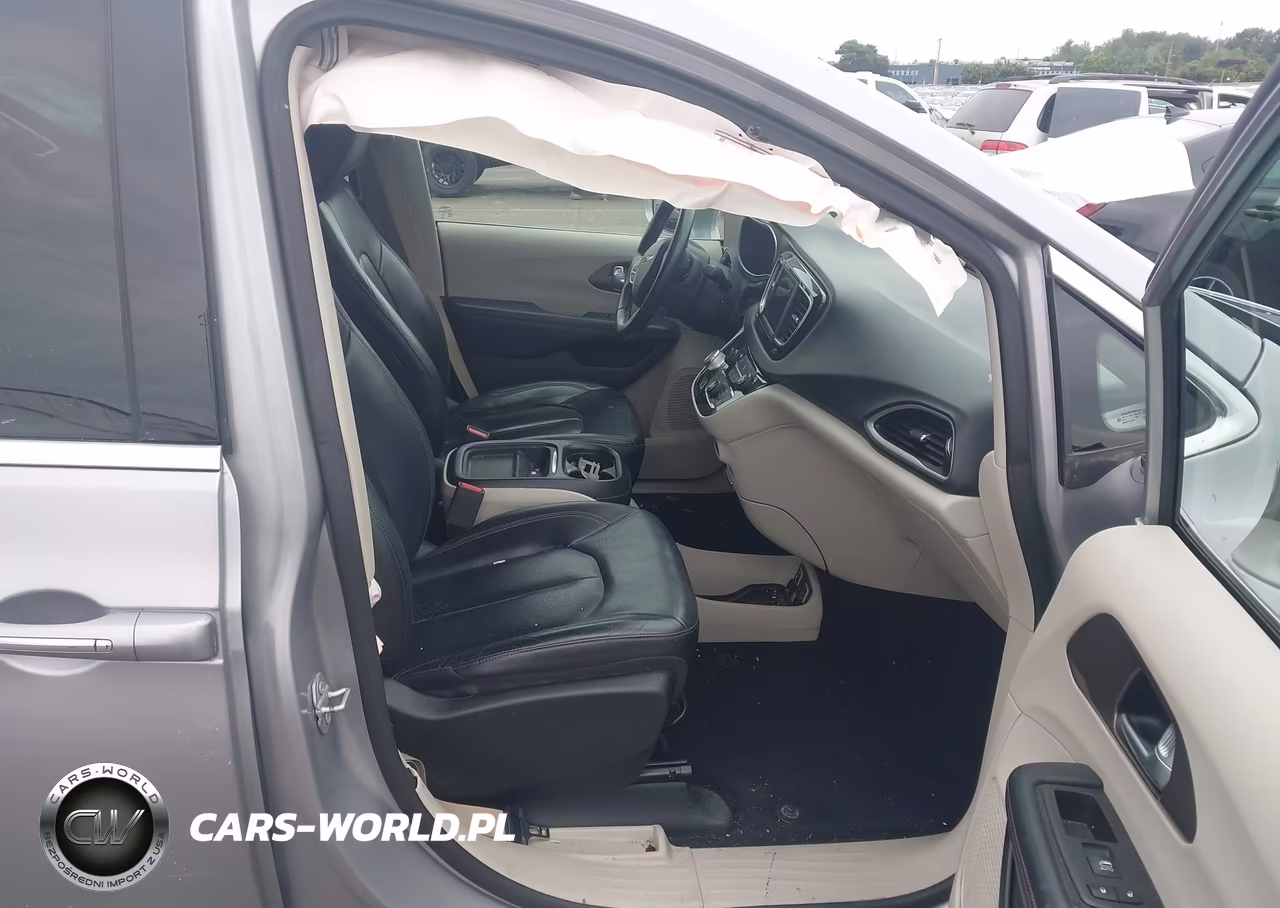 2018 Chrysler Pacifica Touring L VIN:2C4RC1BG3JR211439 - 5