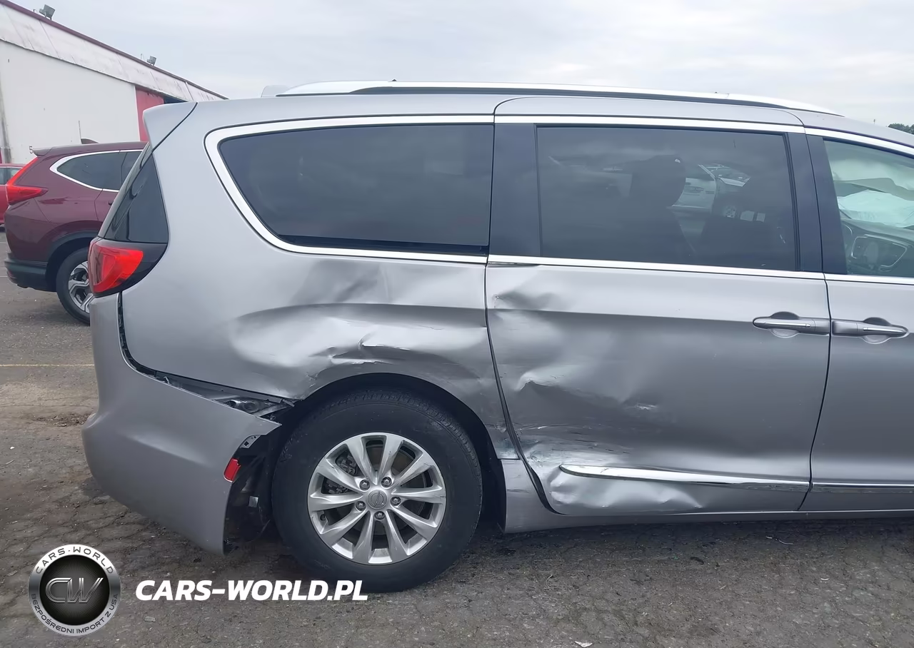 2018 Chrysler Pacifica Touring L VIN:2C4RC1BG3JR211439 - 6