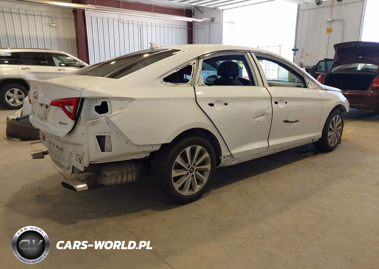 2016 Hyundai Sonata Sport VIN:5NPE34AF5GH271947 - 4