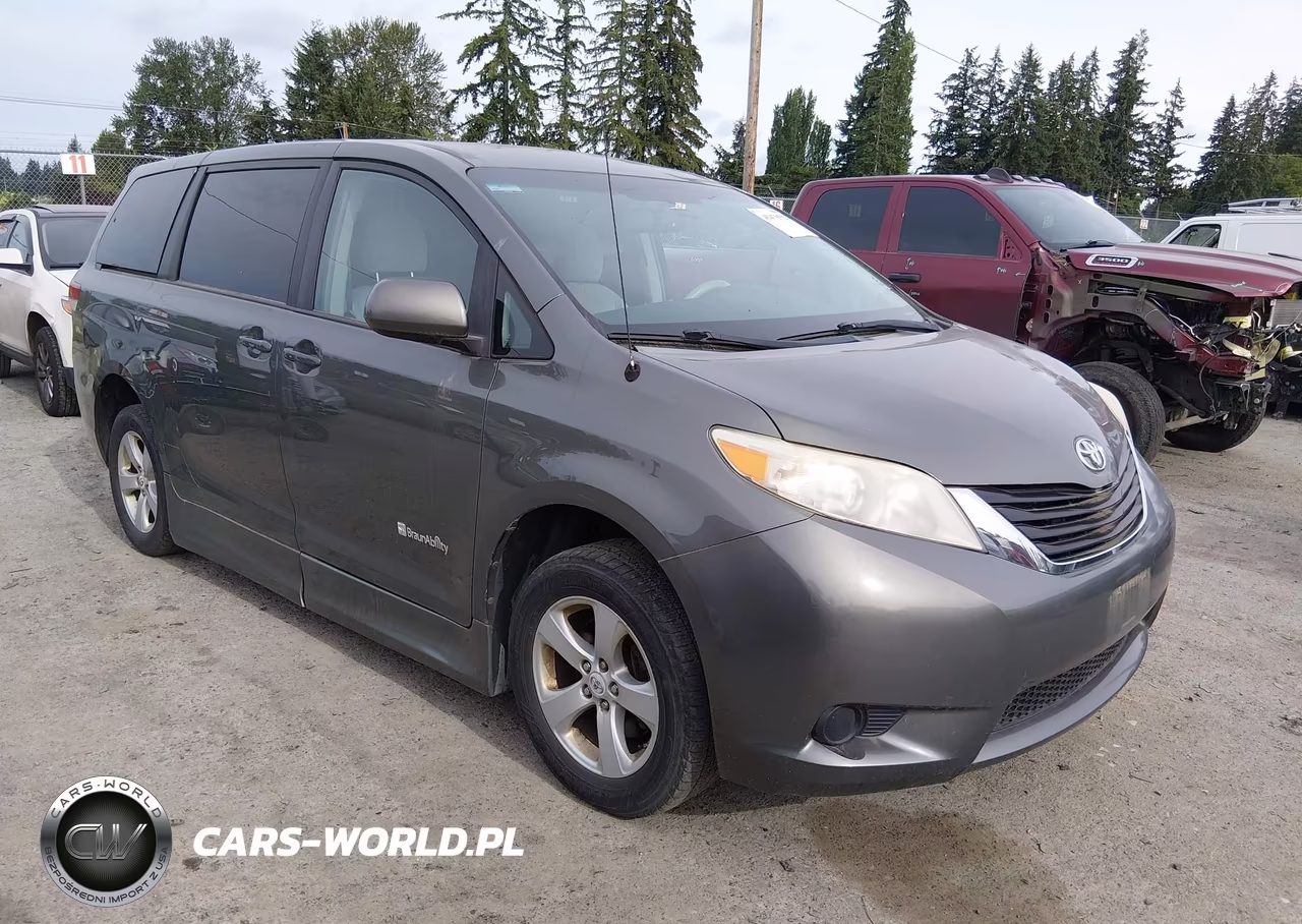 TOYOTA SIENNA LE