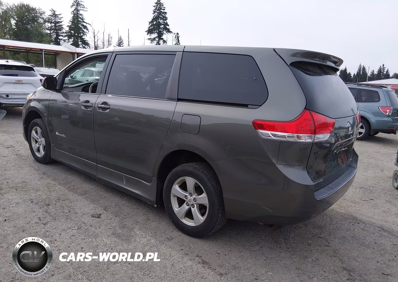 TOYOTA SIENNA LE VIN:5TDKK3DC8BS037614 - 3