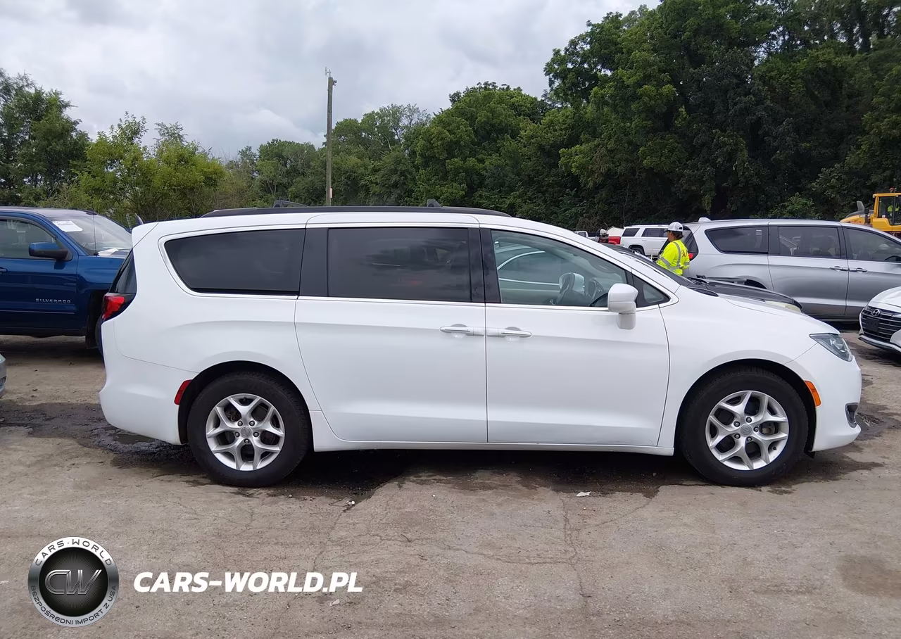 2020 Chrysler Pacifica Touring VIN:2C4RC1FG2LR143342 - 13