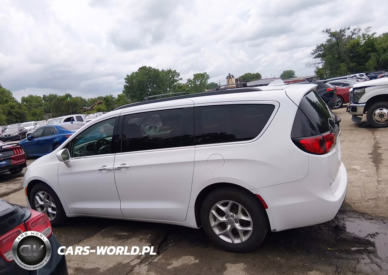 2020 Chrysler Pacifica Touring VIN:2C4RC1FG2LR143342 - 14