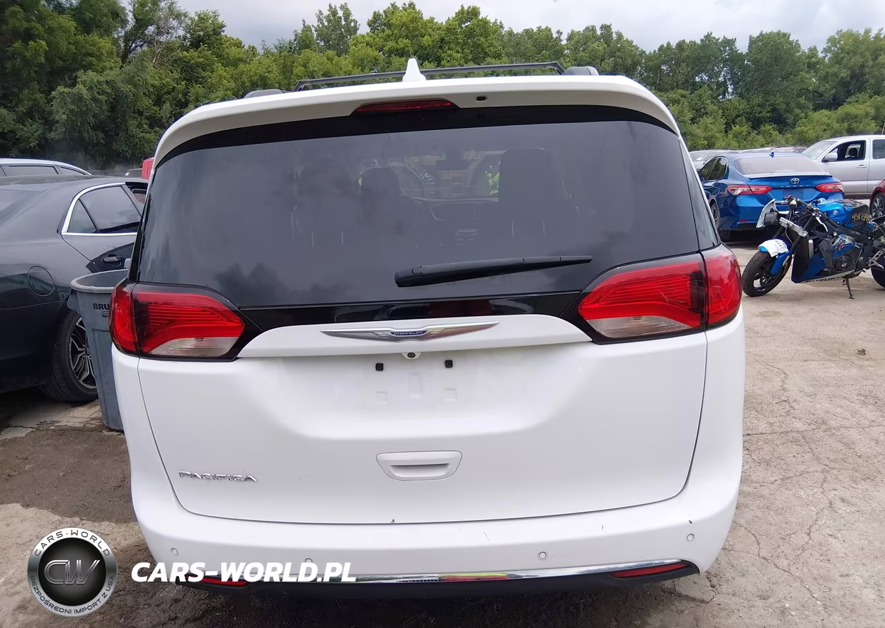 2020 Chrysler Pacifica Touring VIN:2C4RC1FG2LR143342 - 16