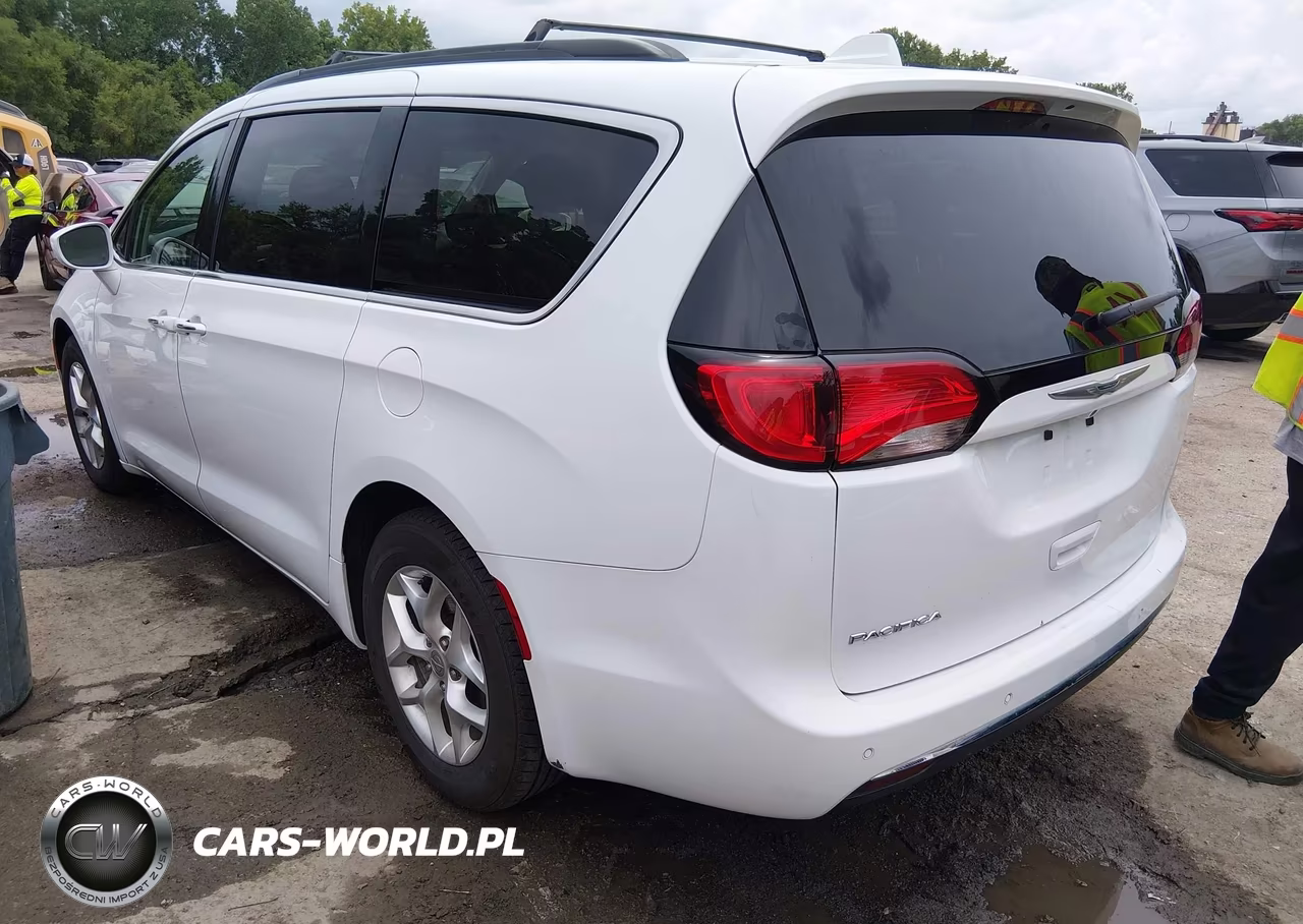 2020 Chrysler Pacifica Touring VIN:2C4RC1FG2LR143342 - 3