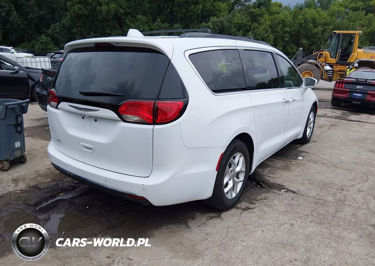 2020 Chrysler Pacifica Touring VIN:2C4RC1FG2LR143342 - 4