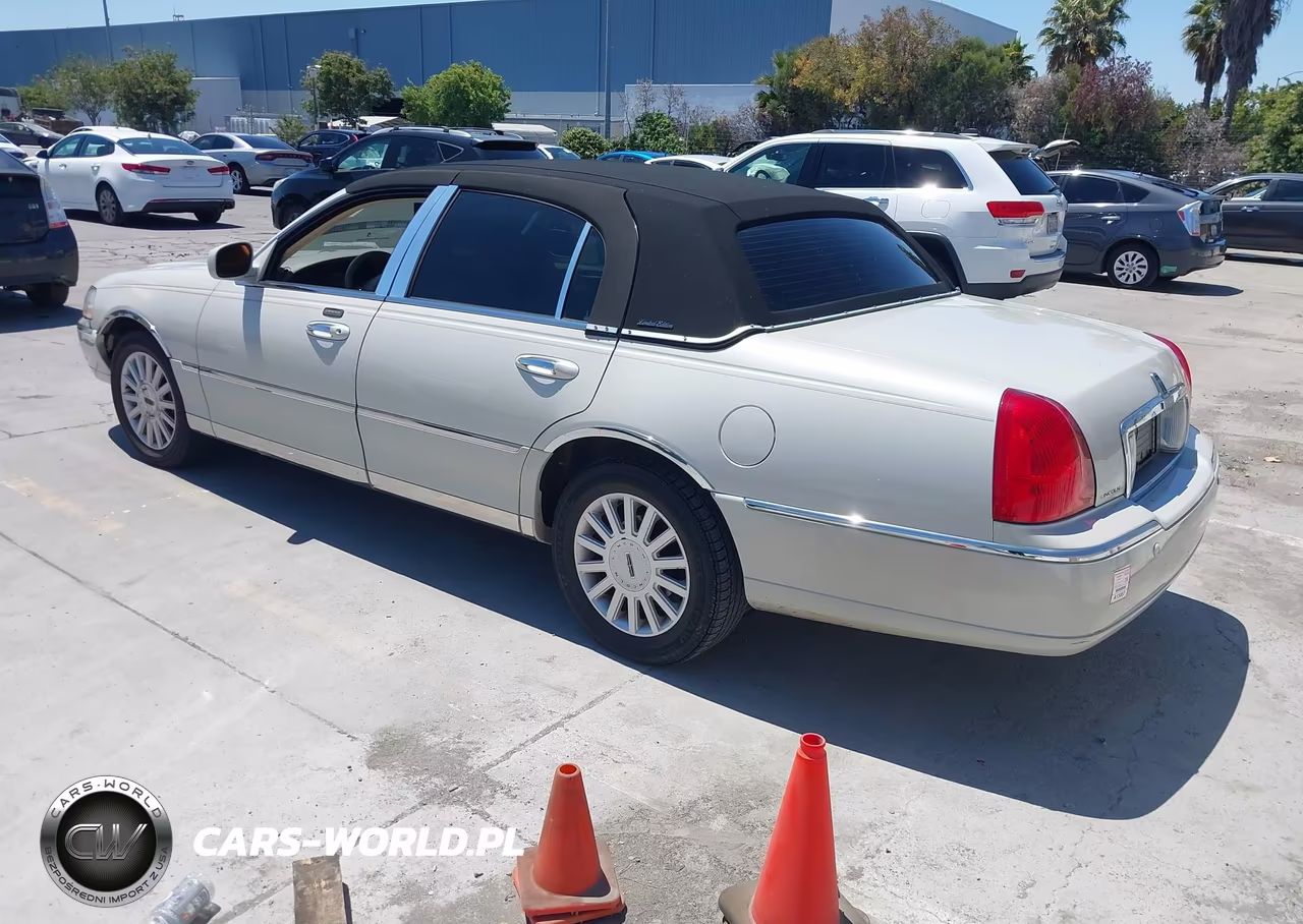 2005 Lincoln Town Car Signature VIN:1LNHM81W25Y627697 - 3