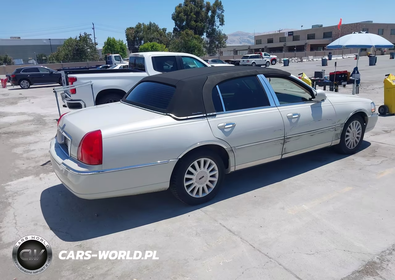 2005 Lincoln Town Car Signature VIN:1LNHM81W25Y627697 - 4