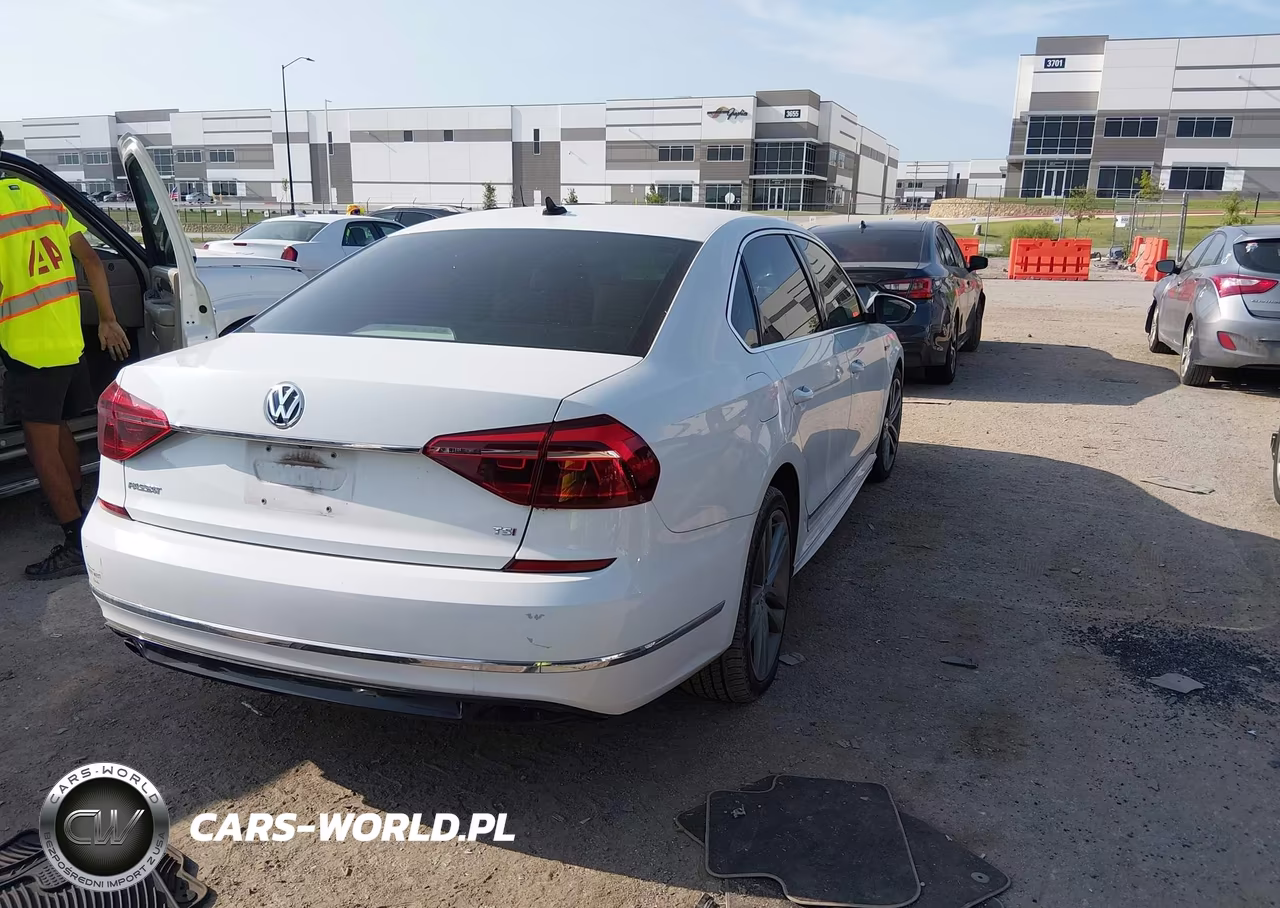2017 Volkswagen Passat 1.8T R-Line VIN:1VWDT7A39HC039428 - 4