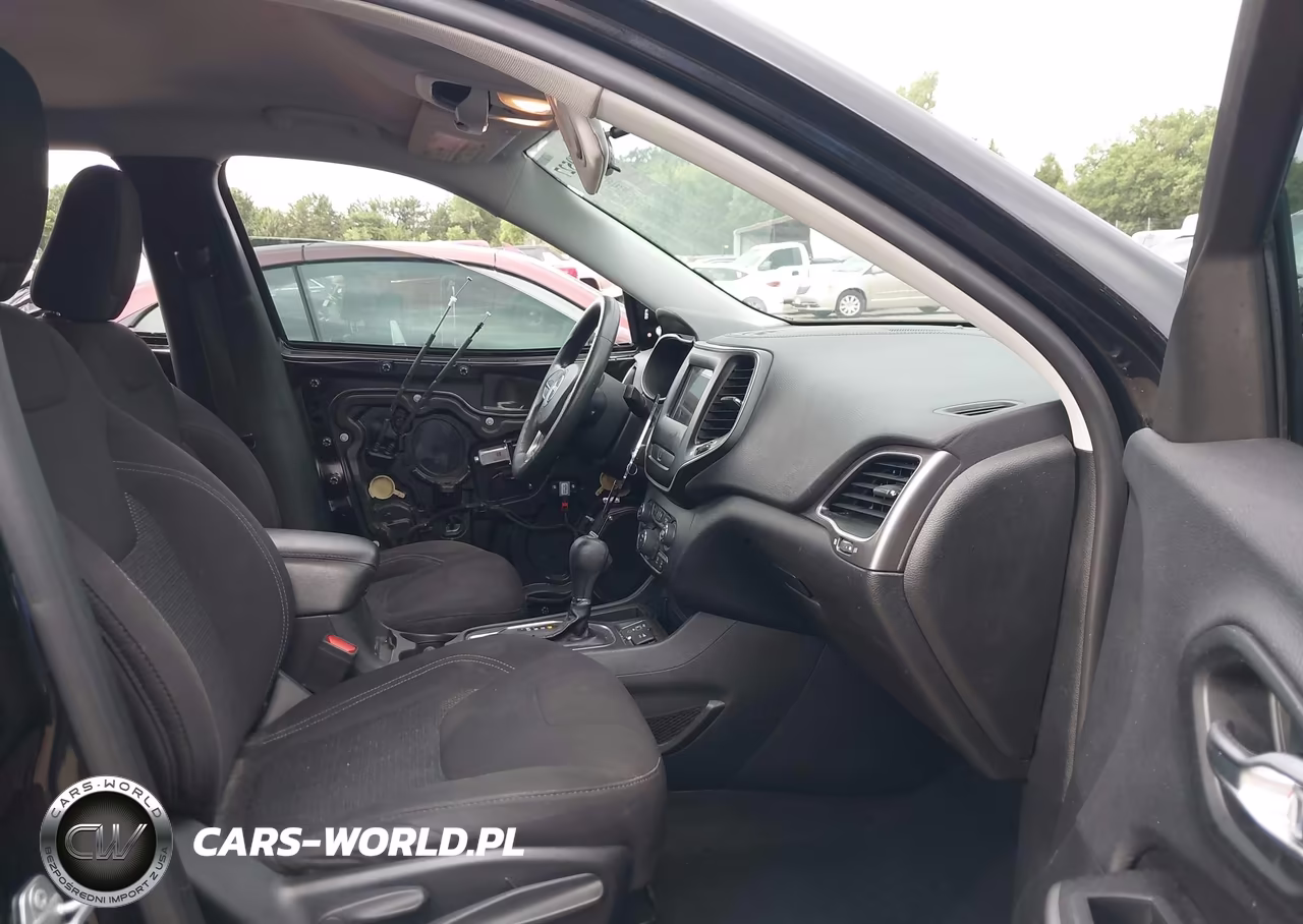 2019 Jeep Cherokee Latitude Fwd VIN:1C4PJLCB5KD455786 - 5
