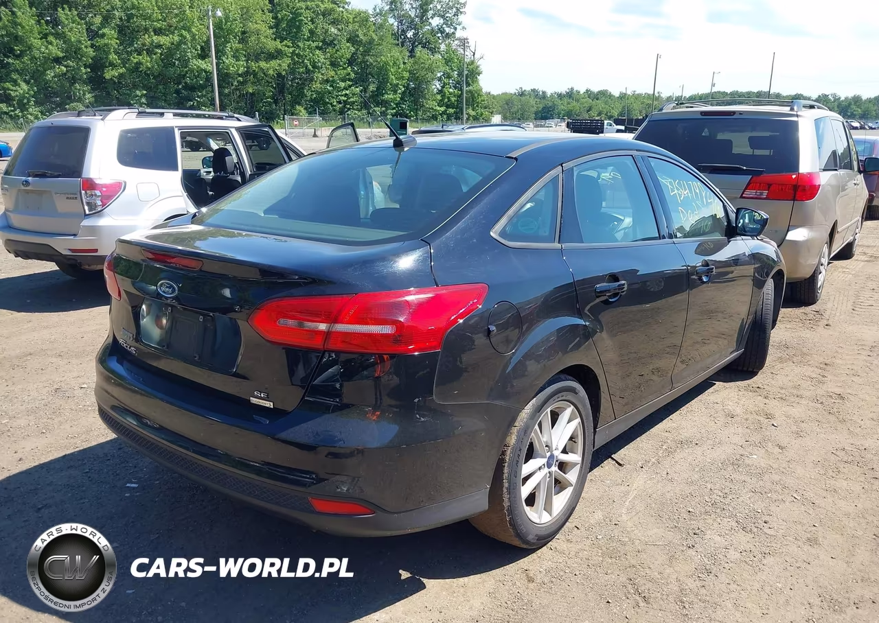 2018 Ford Focus Se VIN:1FADP3FE3JL209451 - 4