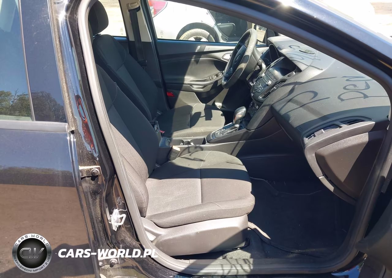 2018 Ford Focus Se VIN:1FADP3FE3JL209451 - 5