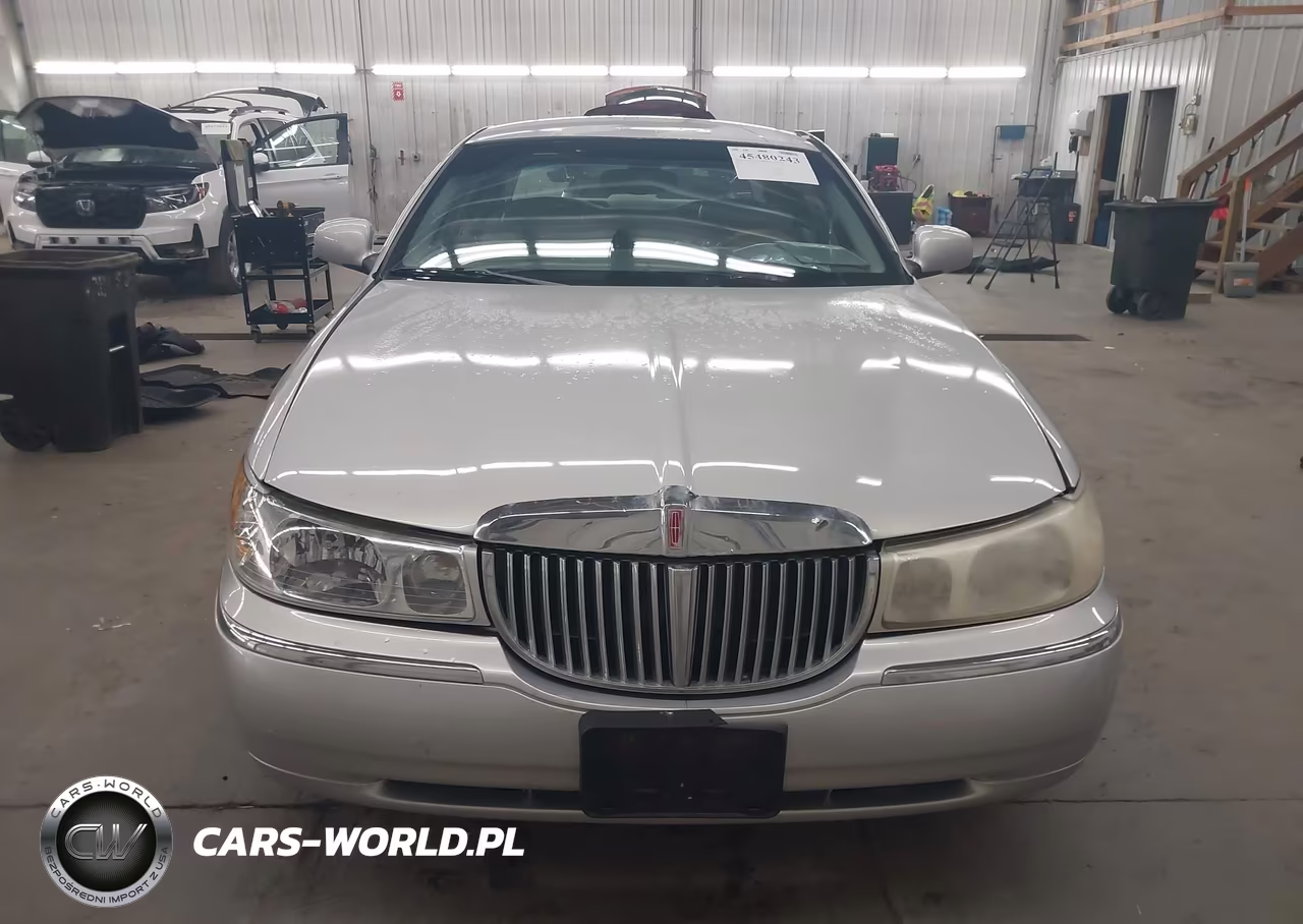2001 Lincoln Town Car Signature VIN:1LNHM82W41Y689434 - 13