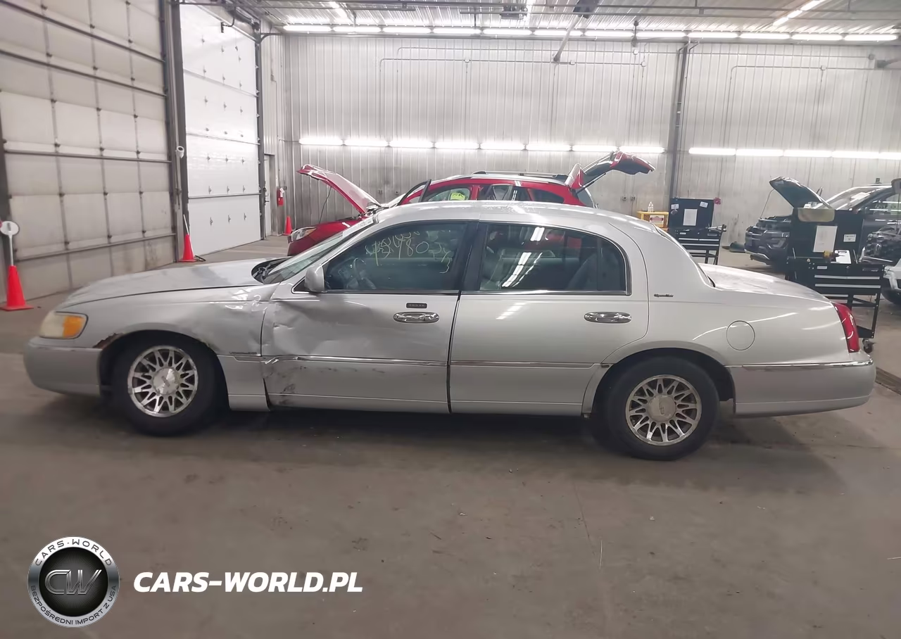 2001 Lincoln Town Car Signature VIN:1LNHM82W41Y689434 - 15