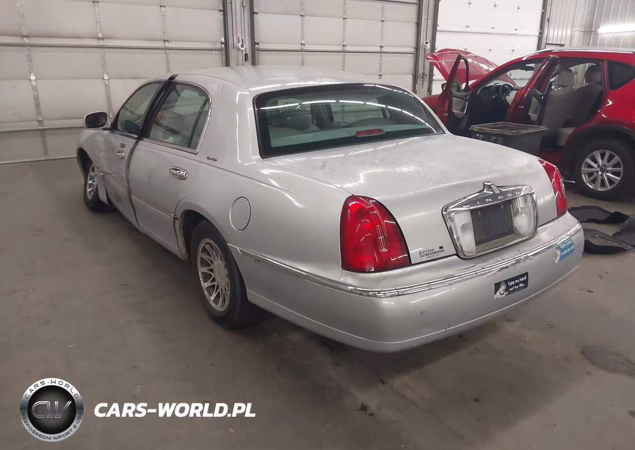 2001 Lincoln Town Car Signature VIN:1LNHM82W41Y689434 - 3