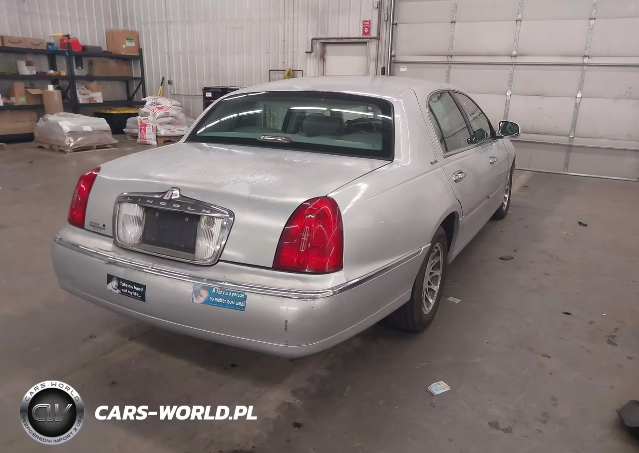 2001 Lincoln Town Car Signature VIN:1LNHM82W41Y689434 - 4