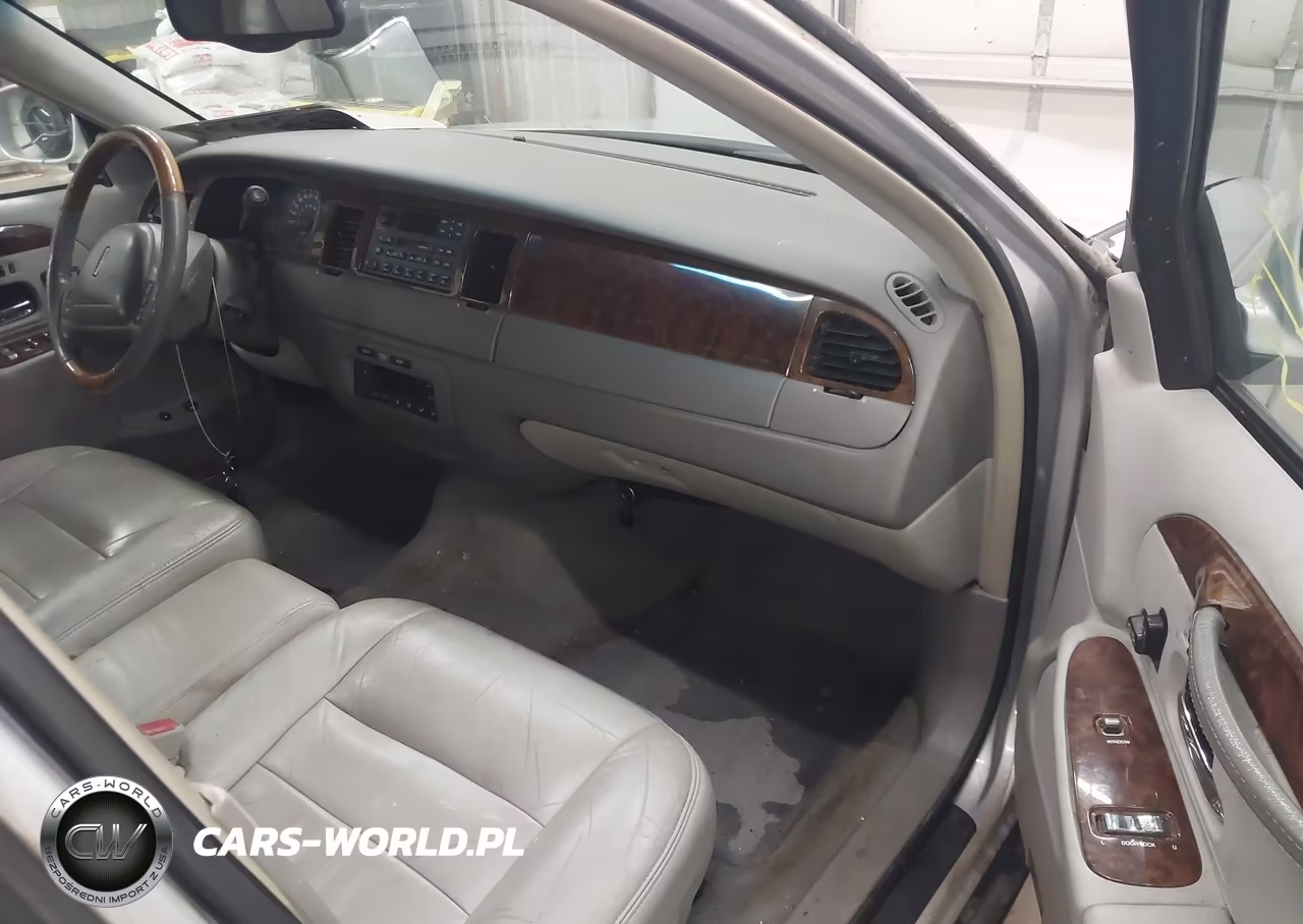 2001 Lincoln Town Car Signature VIN:1LNHM82W41Y689434 - 5