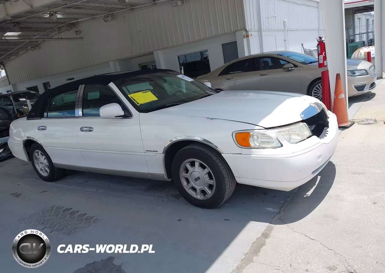 2000 Lincoln Town Car Signature VIN:1LNHM82W1YY787721 - 13
