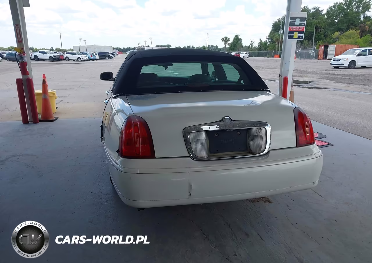 2000 Lincoln Town Car Signature VIN:1LNHM82W1YY787721 - 16