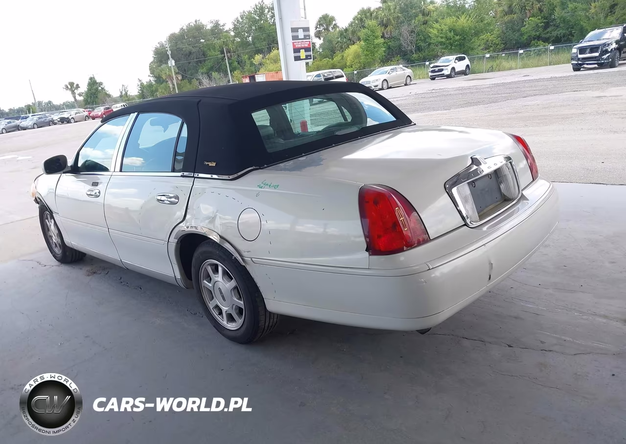 2000 Lincoln Town Car Signature VIN:1LNHM82W1YY787721 - 3
