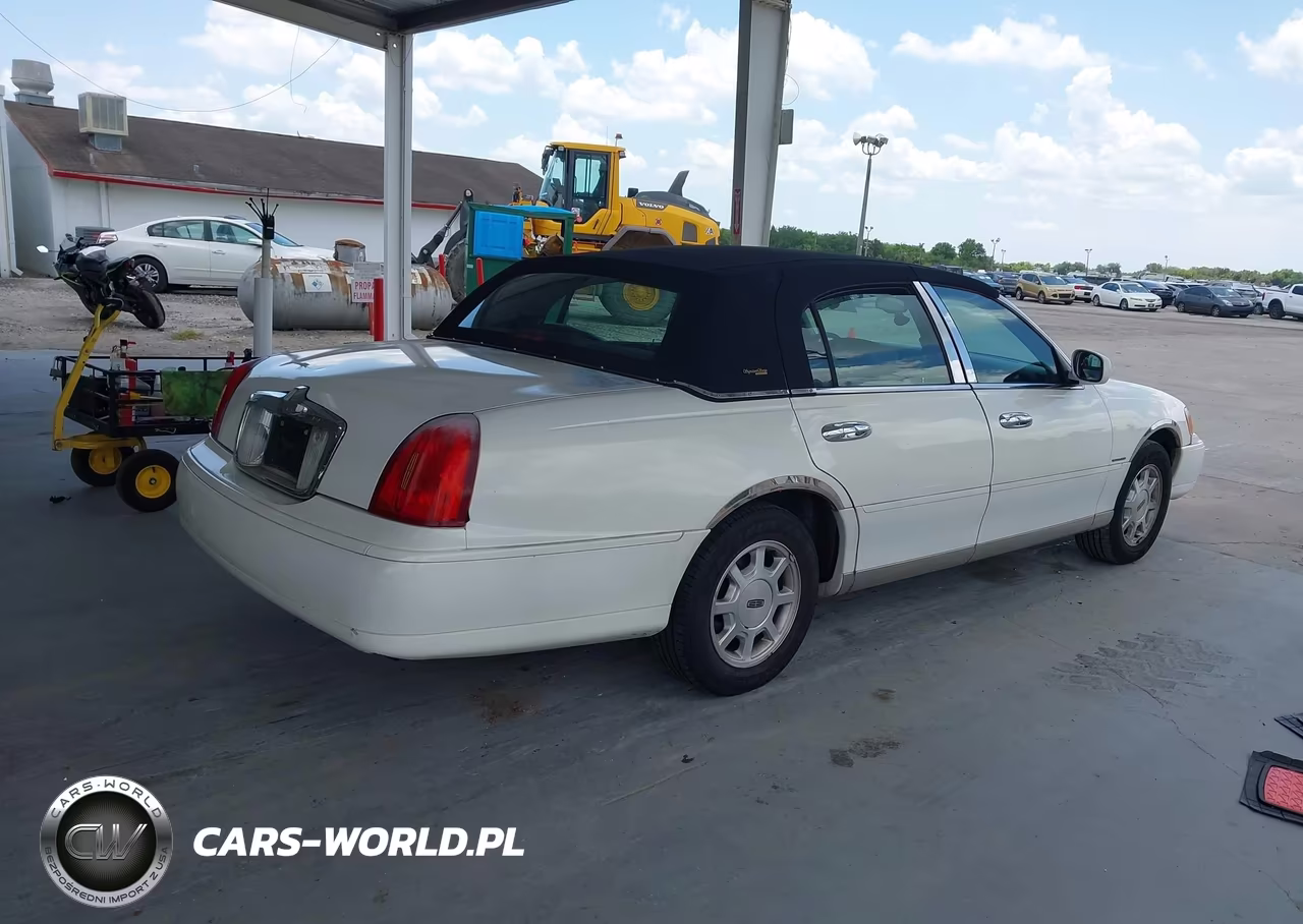 2000 Lincoln Town Car Signature VIN:1LNHM82W1YY787721 - 4