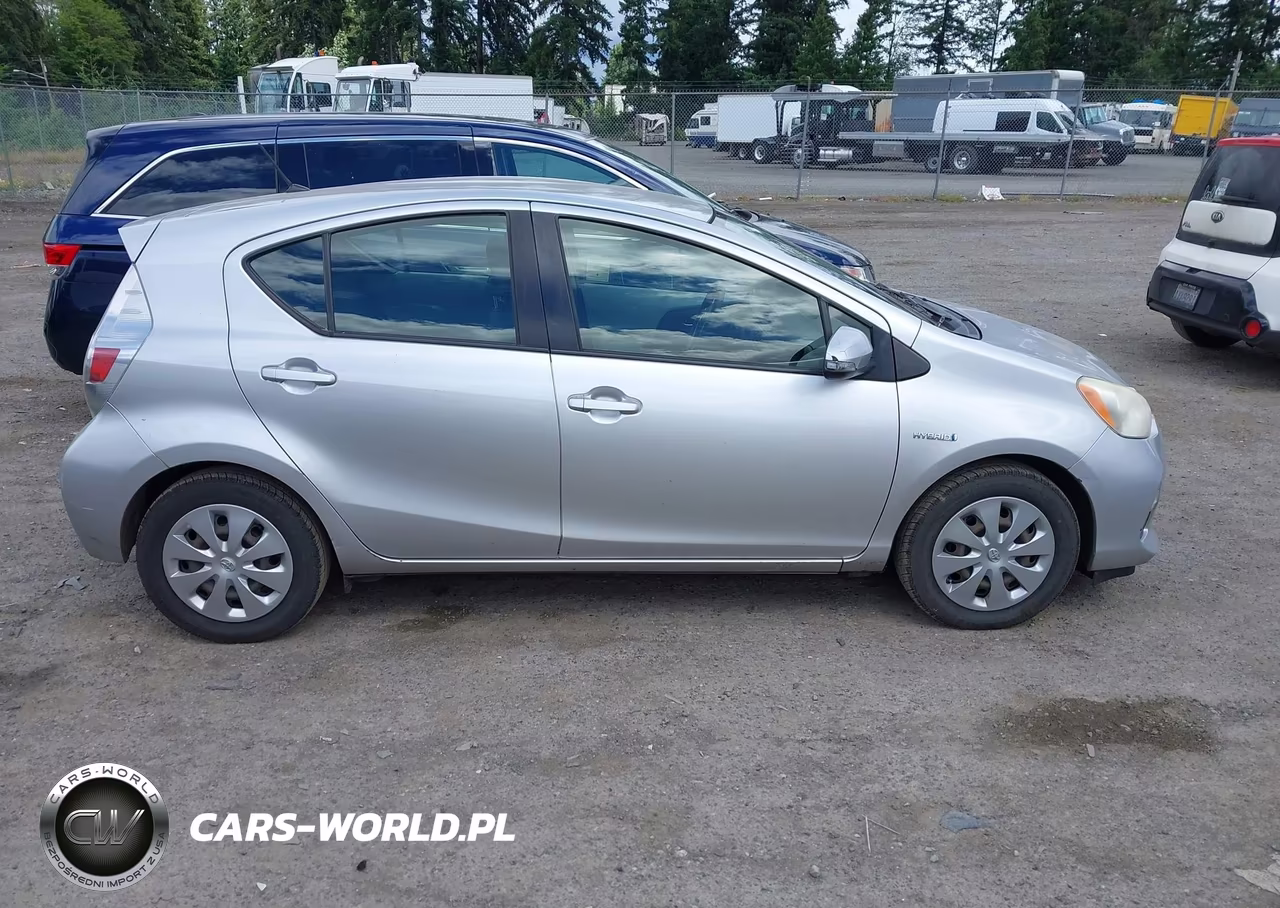 2013 Toyota Prius C Two VIN:JTDKDTB30D1051312 - 13