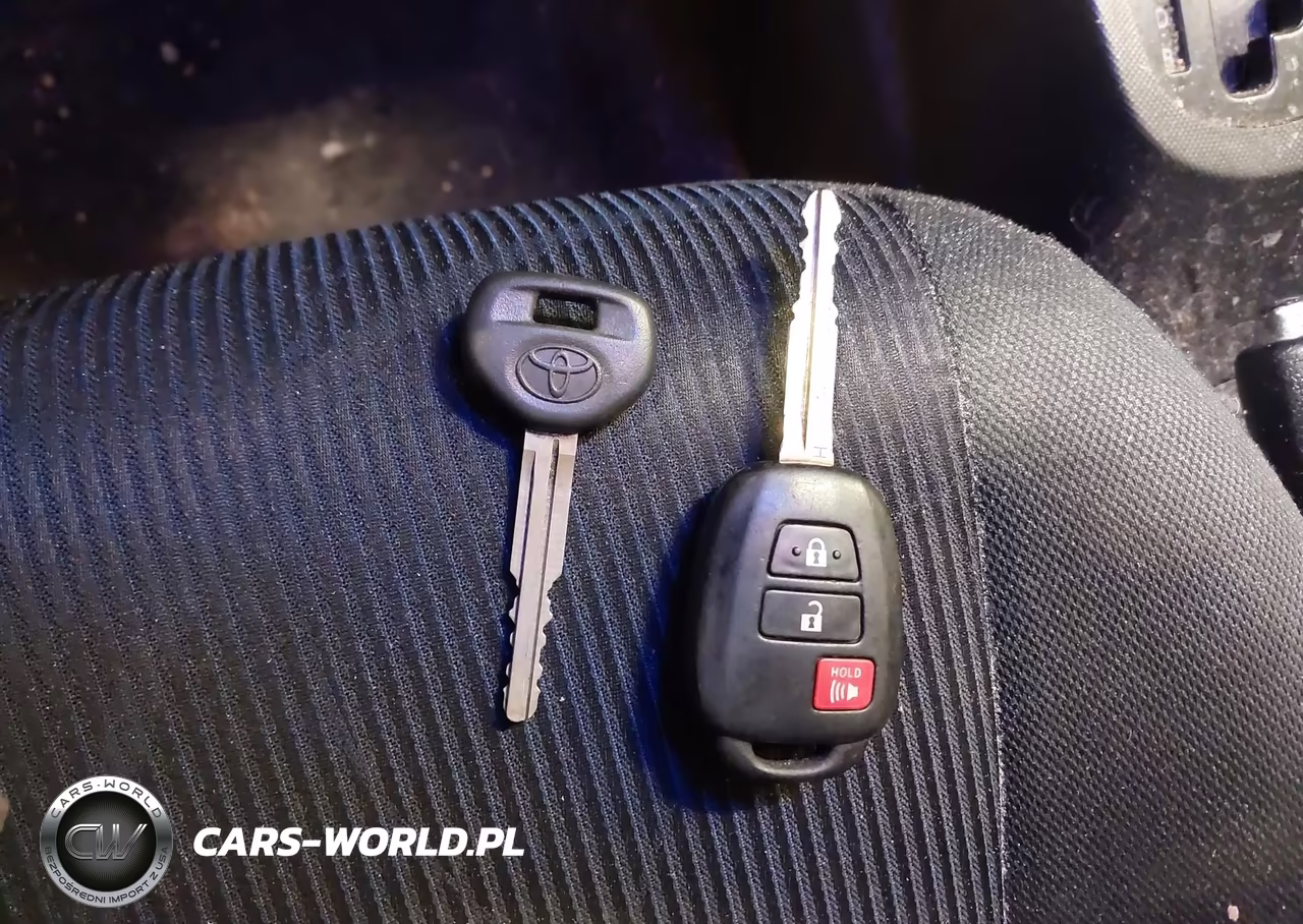 2015 Toyota Prius C Two VIN:JTDKDTB36F1100709 - 11