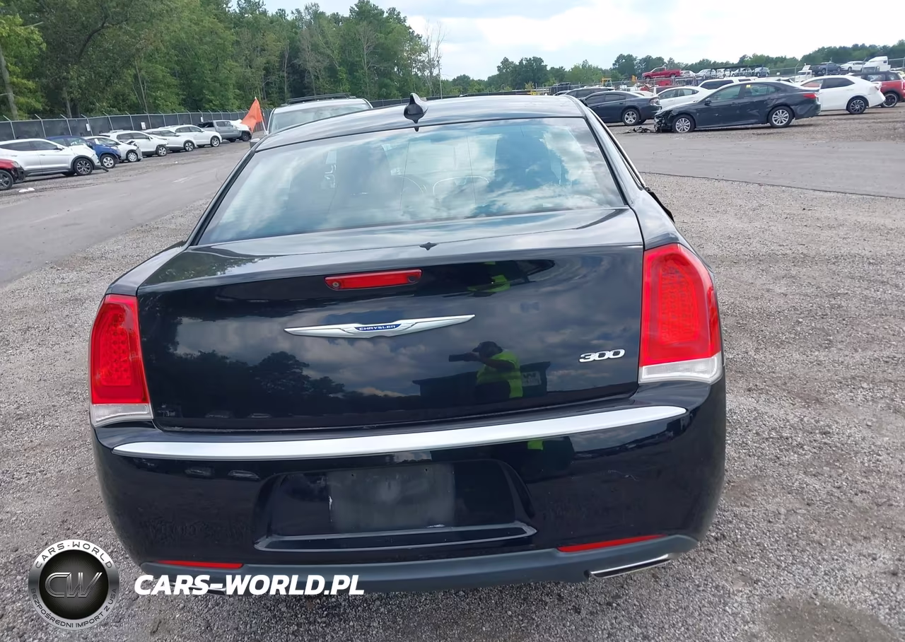 2019 Chrysler 300 Touring VIN:2C3CCAAG4KH612324 - 16