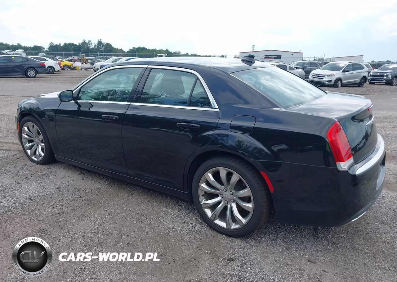 2019 Chrysler 300 Touring VIN:2C3CCAAG4KH612324 - 3