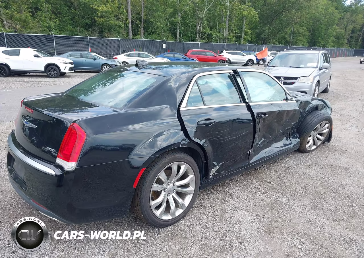 2019 Chrysler 300 Touring VIN:2C3CCAAG4KH612324 - 4