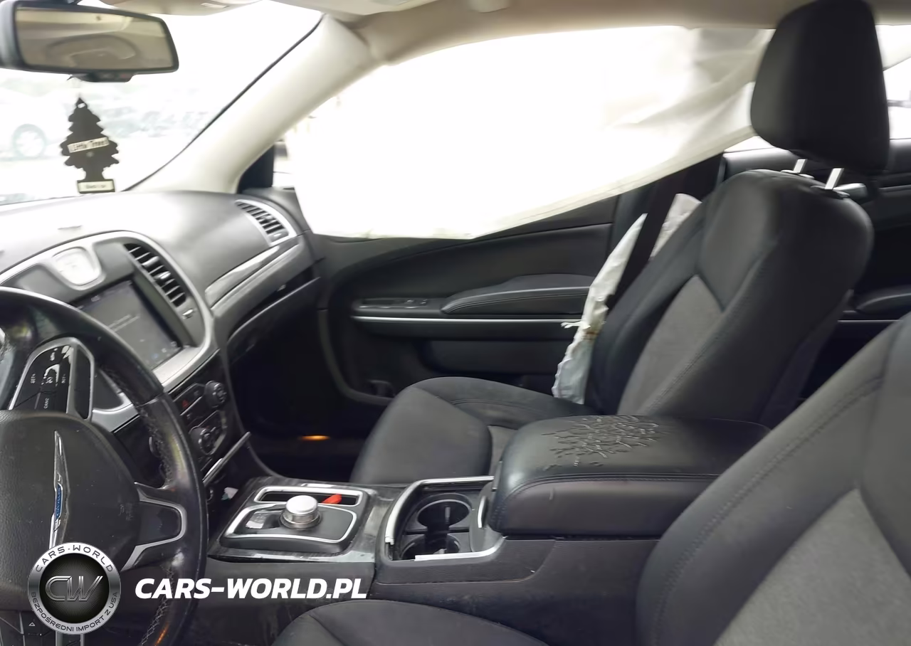 2019 Chrysler 300 Touring VIN:2C3CCAAG4KH612324 - 5