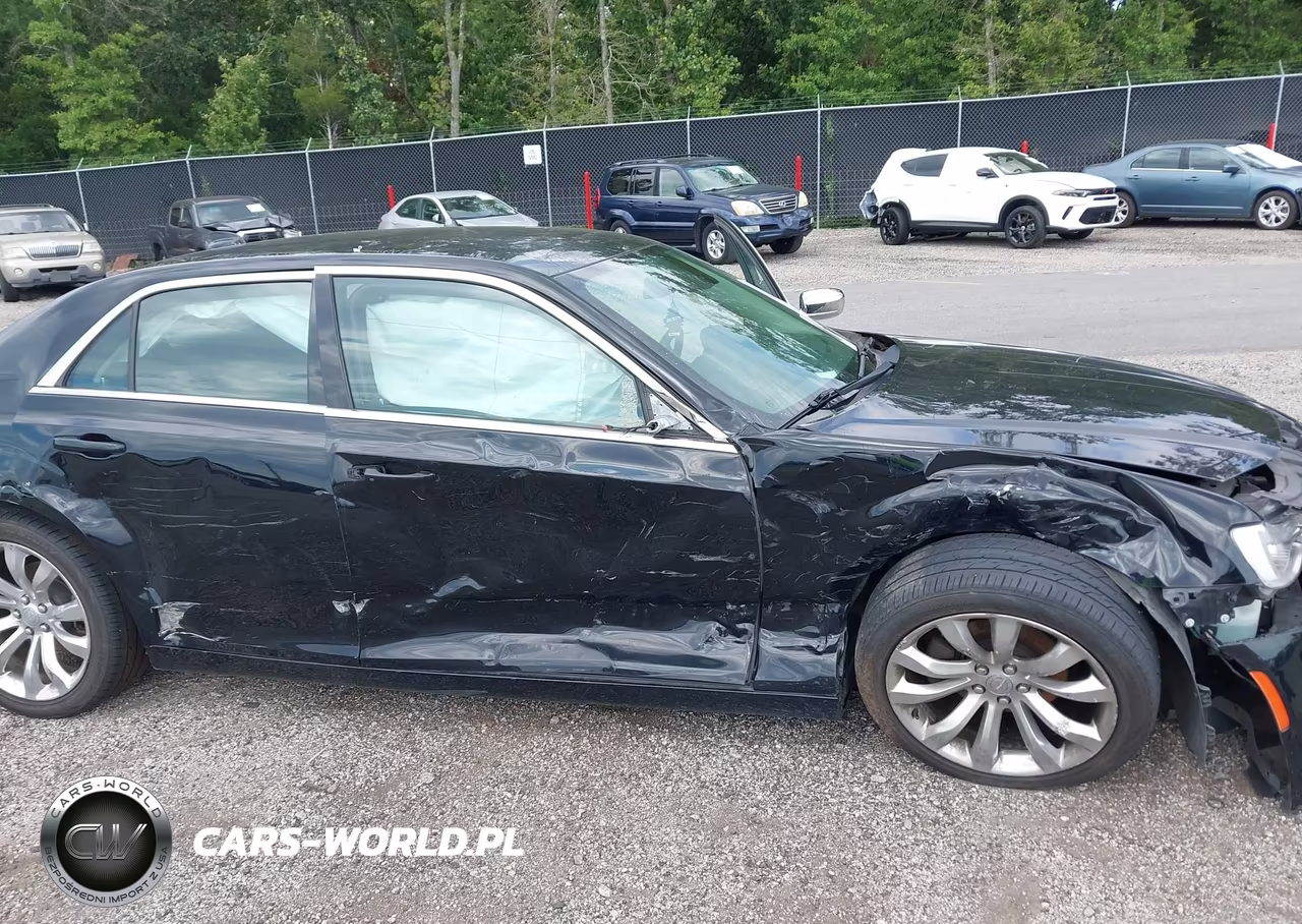 2019 Chrysler 300 Touring VIN:2C3CCAAG4KH612324 - 6