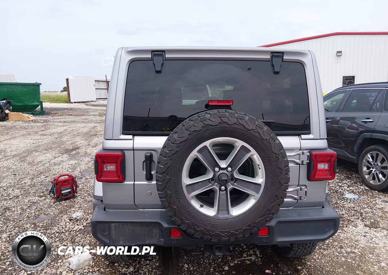 2018 Jeep Wrangler Unlimited Sahara 4X4 VIN:1C4HJXEN9JW261199 - 17