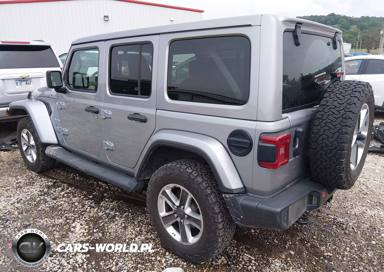 2018 Jeep Wrangler Unlimited Sahara 4X4 VIN:1C4HJXEN9JW261199 - 3