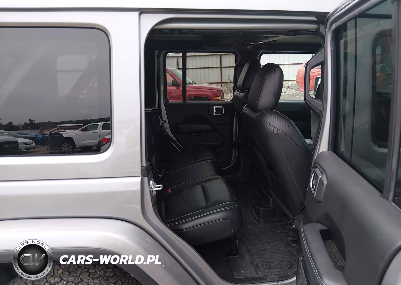 2018 Jeep Wrangler Unlimited Sahara 4X4 VIN:1C4HJXEN9JW261199 - 8