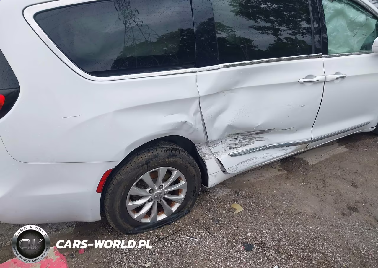 2019 Chrysler Pacifica Touring L VIN:2C4RC1BG6KR626188 - 6