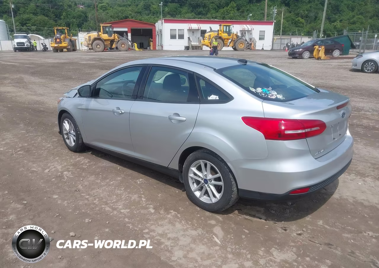 2017 Ford Focus Se VIN:1FADP3F24HL302740 - 3