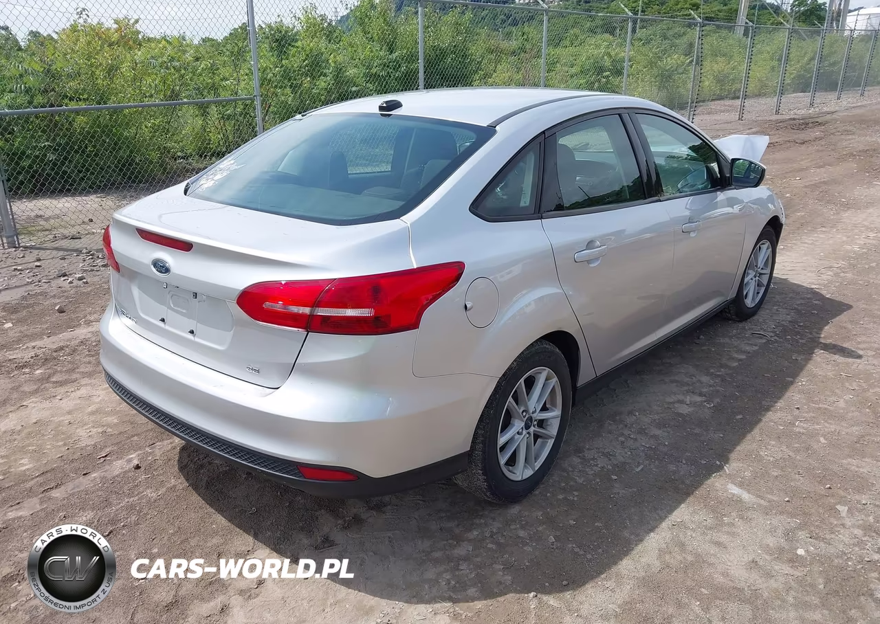 2017 Ford Focus Se VIN:1FADP3F24HL302740 - 4