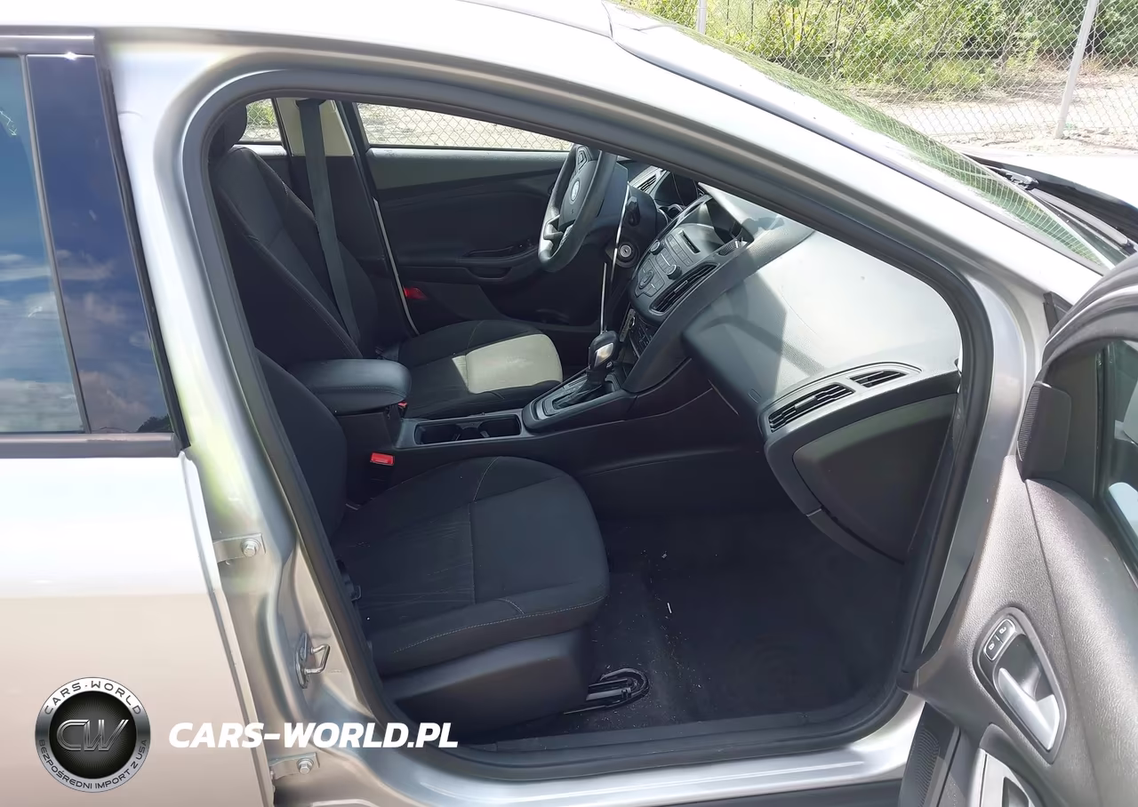 2017 Ford Focus Se VIN:1FADP3F24HL302740 - 5