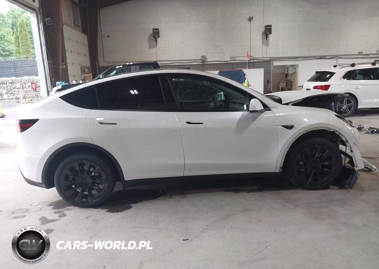 2023 Tesla Model Y VIN:7SAYGDEE2PF792211 - 13