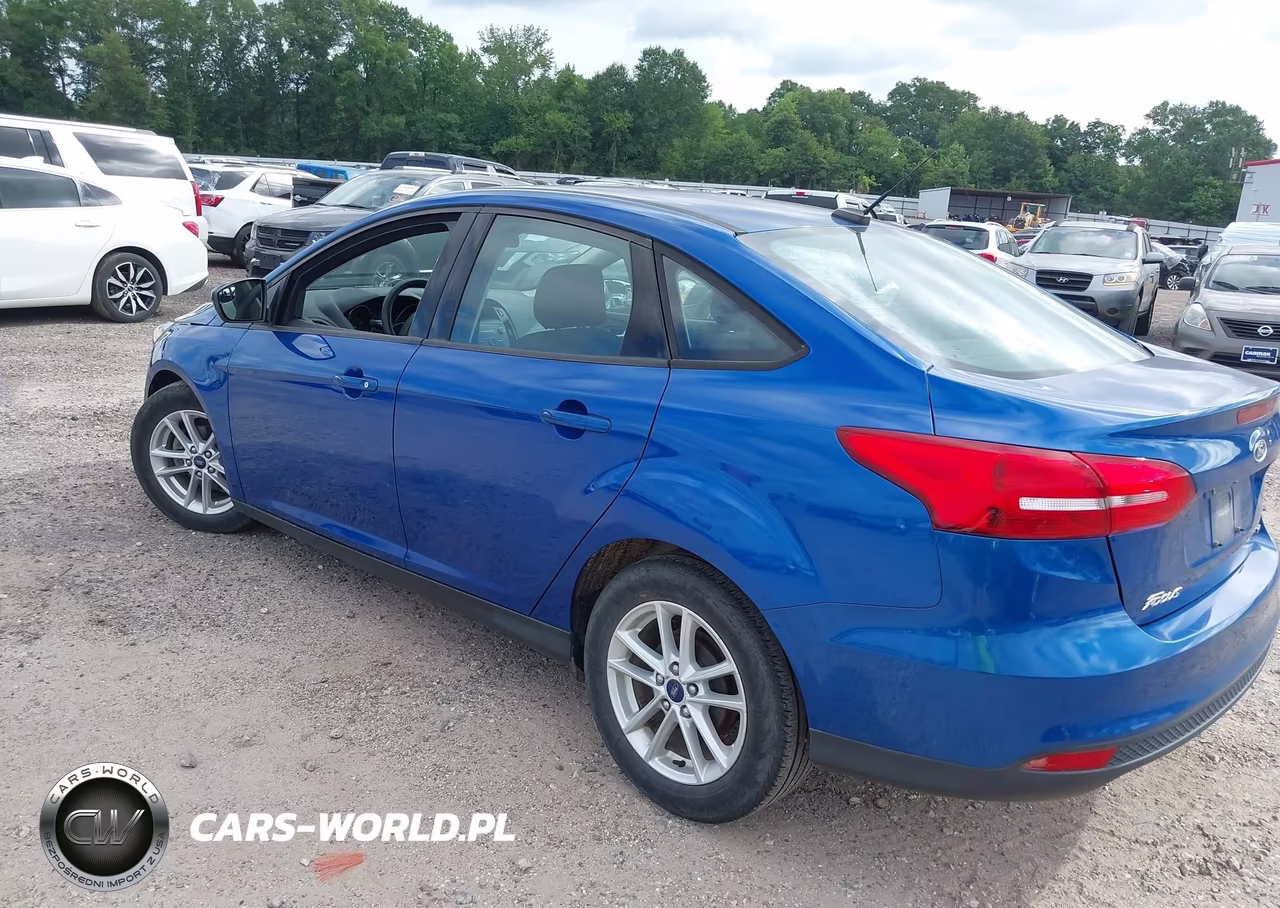 2018 Ford Focus Se VIN:1FADP3F24JL327854 - 3