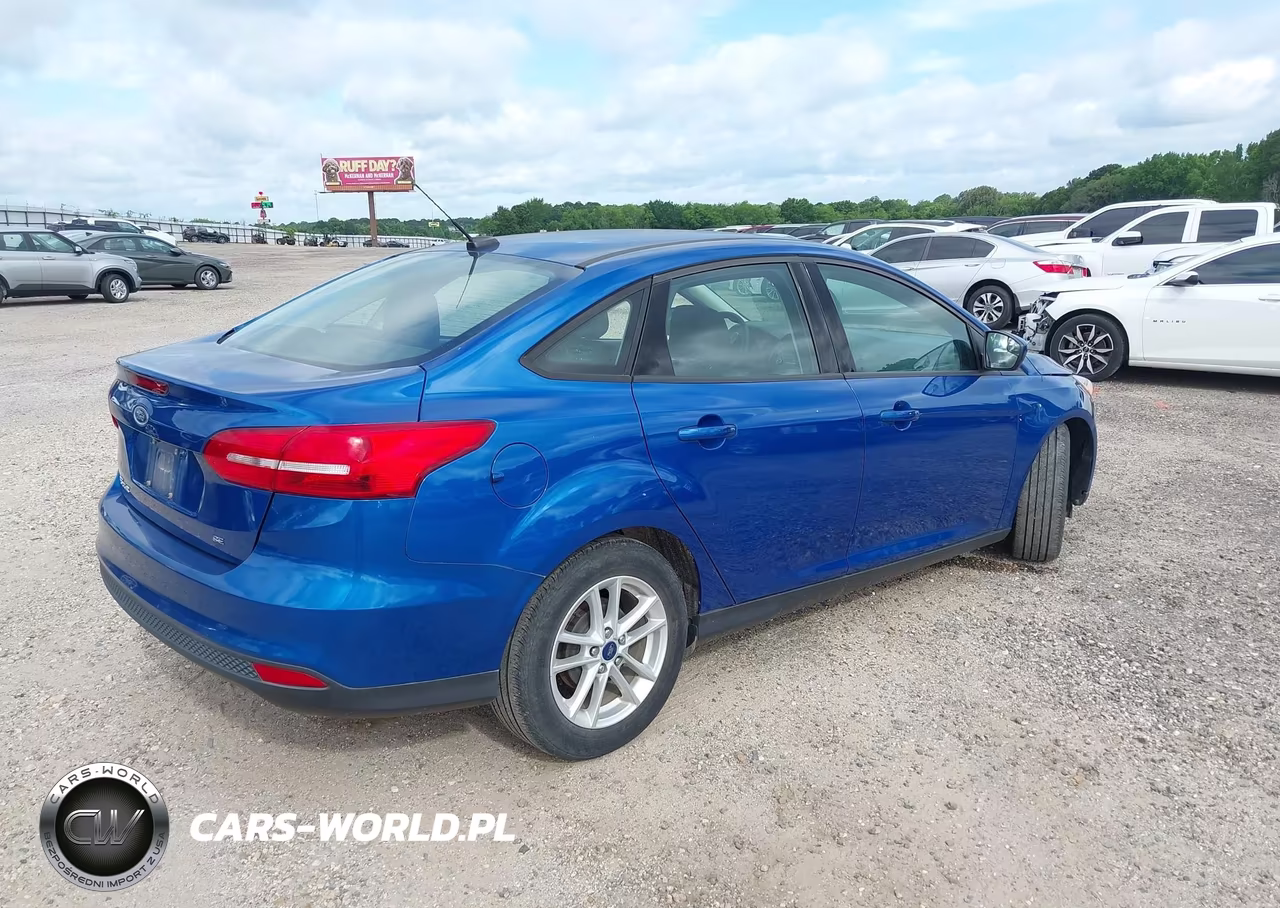 2018 Ford Focus Se VIN:1FADP3F24JL327854 - 4