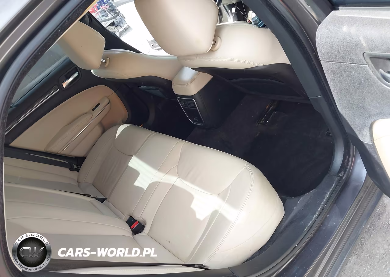 2015 Chrysler 300 Limited VIN:2C3CCAAG6FH818475 - 8