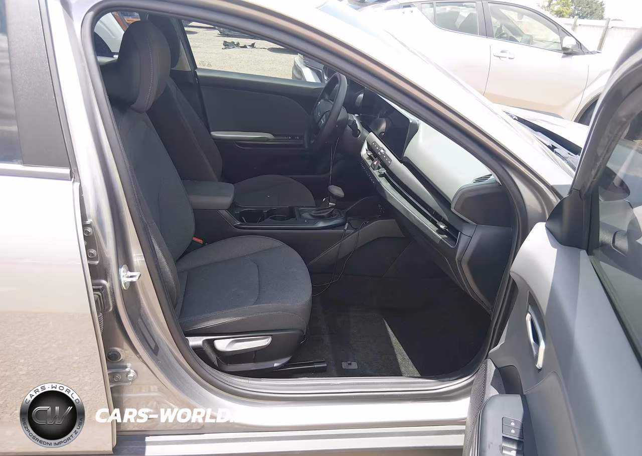 2025 Kia K4 Lxs VIN:3KPFT4DE4SE018185 - 5