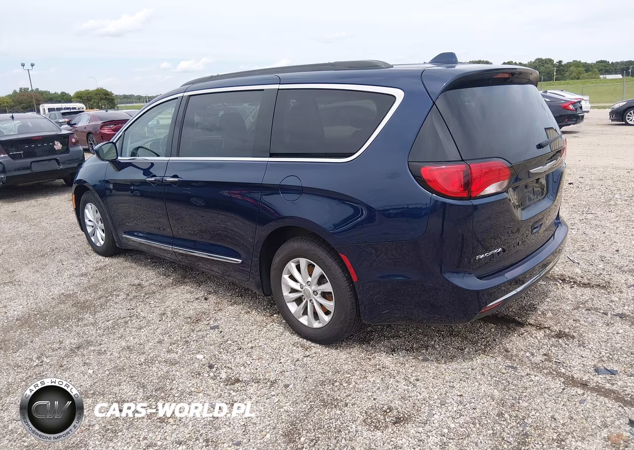 2017 Chrysler Pacifica Touring-L VIN:2C4RC1BG5HR608113 - 3