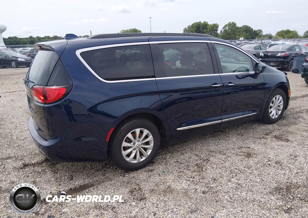 2017 Chrysler Pacifica Touring-L VIN:2C4RC1BG5HR608113 - 4