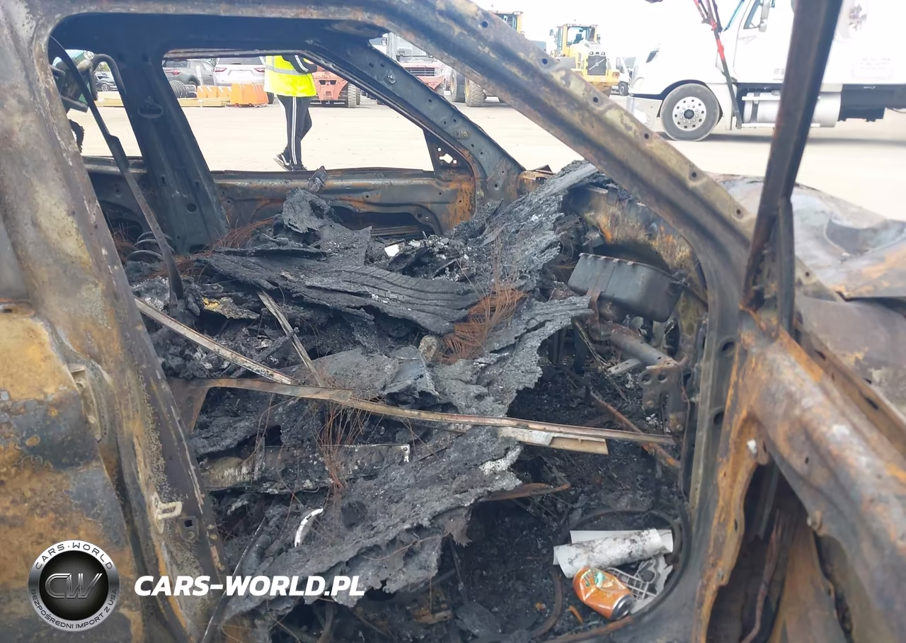 2023 Hyundai Venue Sel VIN:KMHRC8A32PU255804 - 5