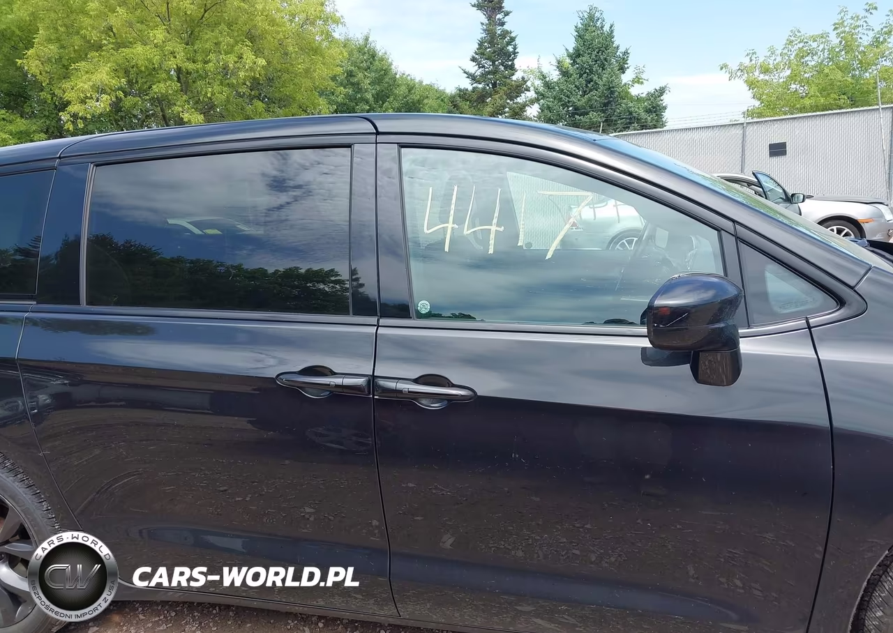 2020 Chrysler Pacifica Touring VIN:2C4RC1FG0LR150483 - 13