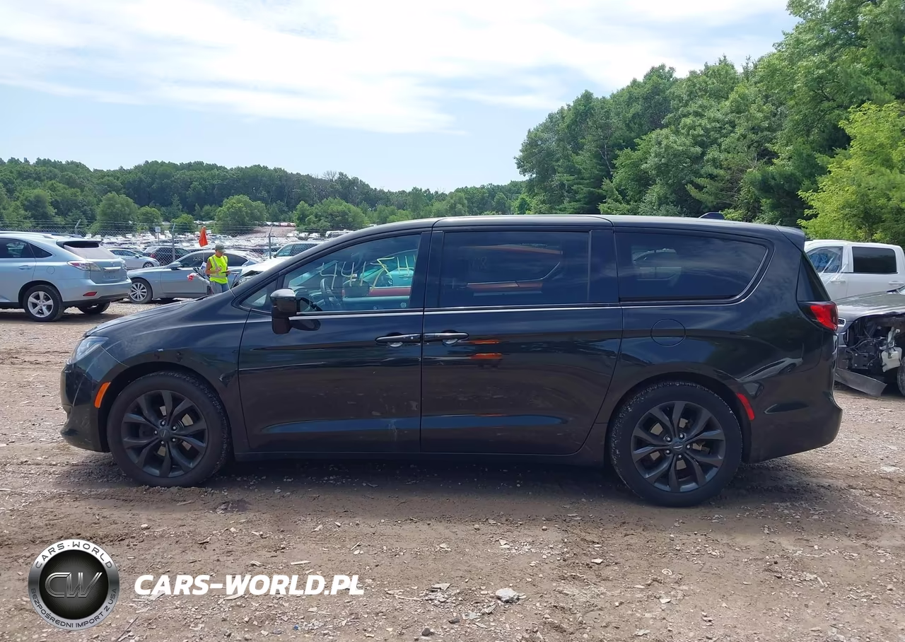 2020 Chrysler Pacifica Touring VIN:2C4RC1FG0LR150483 - 14
