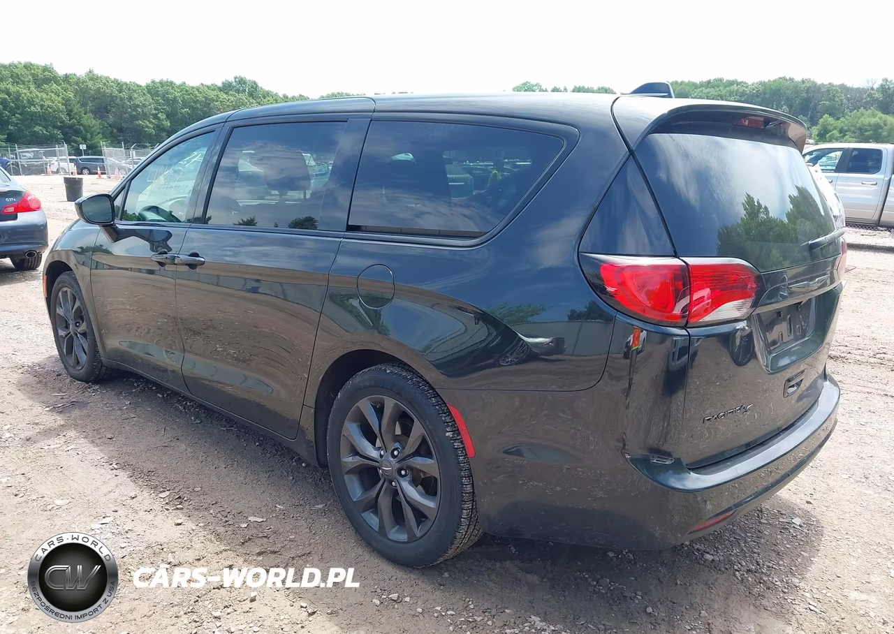 2020 Chrysler Pacifica Touring VIN:2C4RC1FG0LR150483 - 3